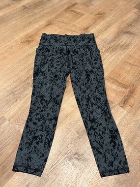 Athleta Black and Gray Abstract Capri Leggings